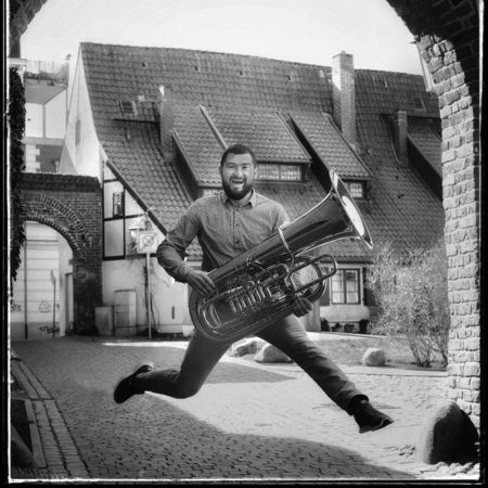 Стрибки в часі з тубою Jumping in time with Tuba